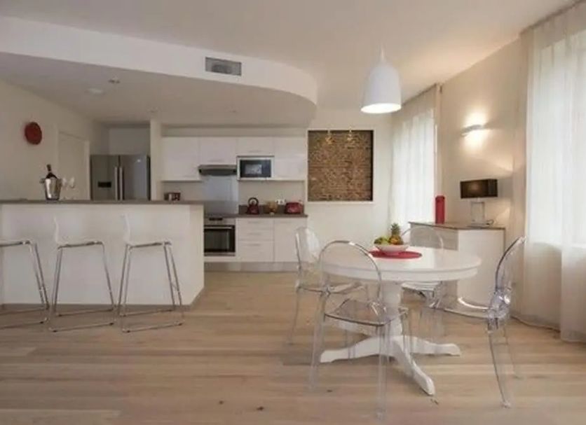 Apart'Hotel Capoul Toulouse studio with kitchen, breakfast bar, dining table and clear seating area