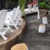 Hotel El Paraiso Escondido, Jacó: garden path with white lounge chairs and tree stump seats