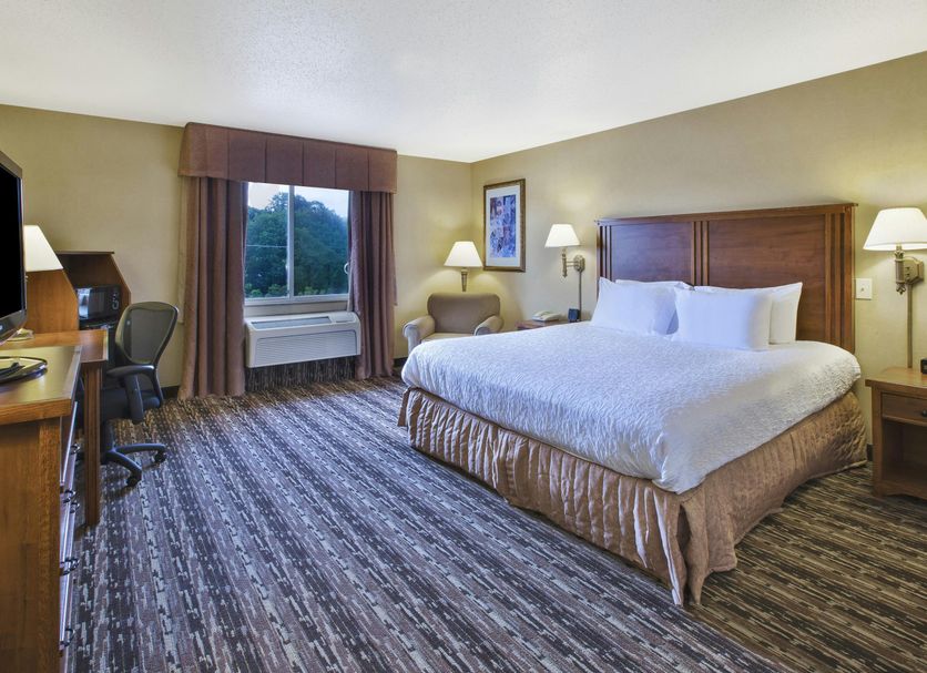 Hampton Inn Pittsburgh Area-Beaver Valley-Ctr Township room with king bed, desk, and window in Monaca