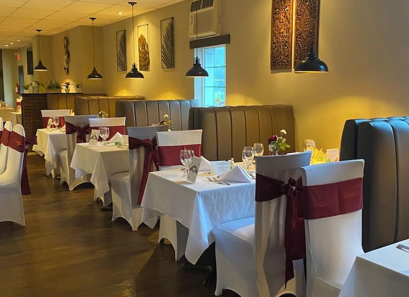 Le Voyageur Inn in Mattawa dining room with white tablecloth tables and burgundy booth seating