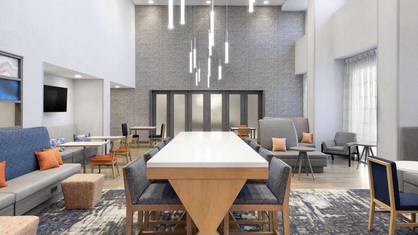 Hampton Inn & Suites St. Charles Old Town Area