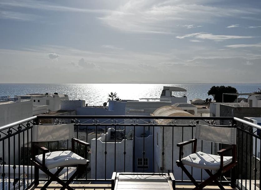 Dar Hammamet Guest House & Hammam balcony with chairs overlooking the sea in Hammamet