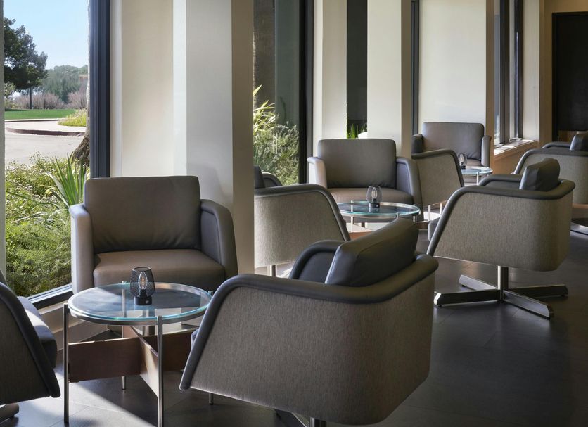Courtyard by Marriott Los Angeles Torrance/Palos Verdes lounge seating area with outdoor view
