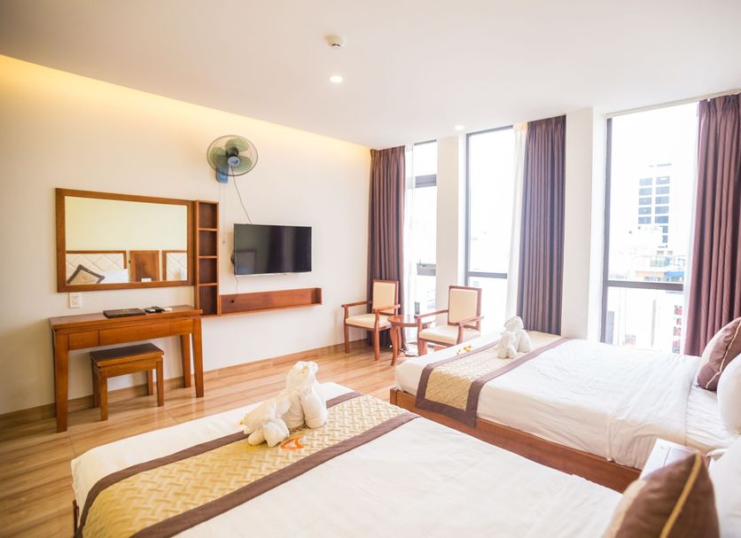 Dana Sailing Hotel, Da Nang: bright guest room with twin beds, desk, wall TV and city-view windows