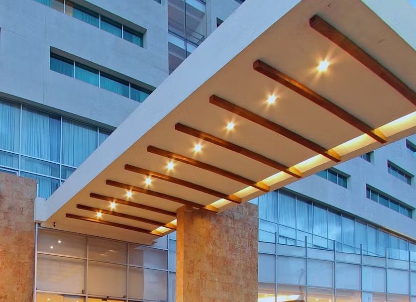Hotel Opus Grand Toluca Aeropuerto entrance with canopy and lit lobby in Toluca