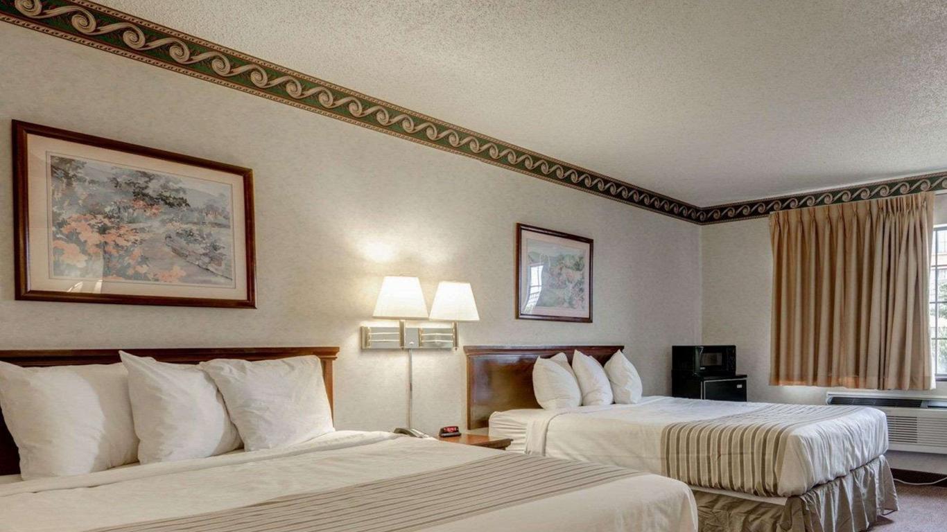 Econo Lodge Inn & Suites