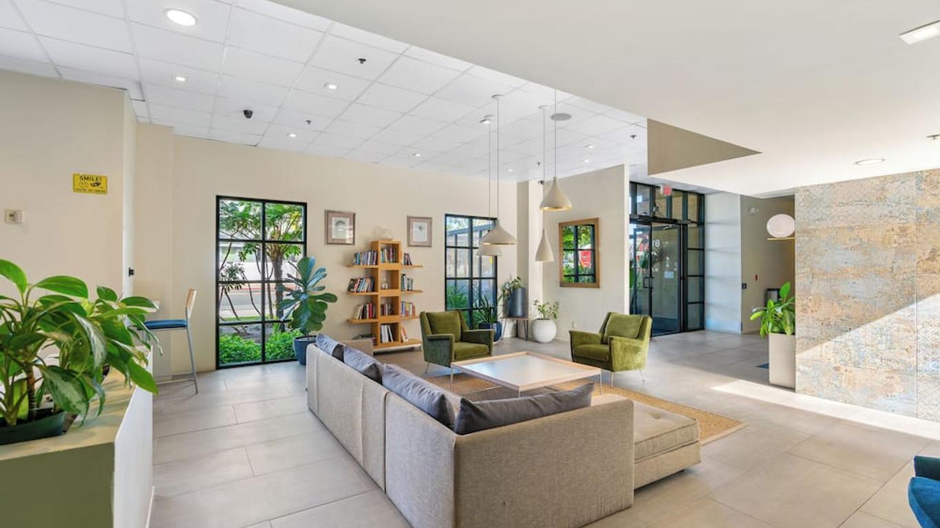 Uptown Inn By Vantaggio Suites