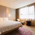 Lavande Hotel Yichang Baota River Wanda guest room with king bed, lounge chair and large window