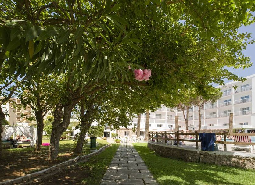 Hotel Vibra Marco Polo I in Sant Antoni de Portmany: tree-lined path beside a pool and hotel buildings