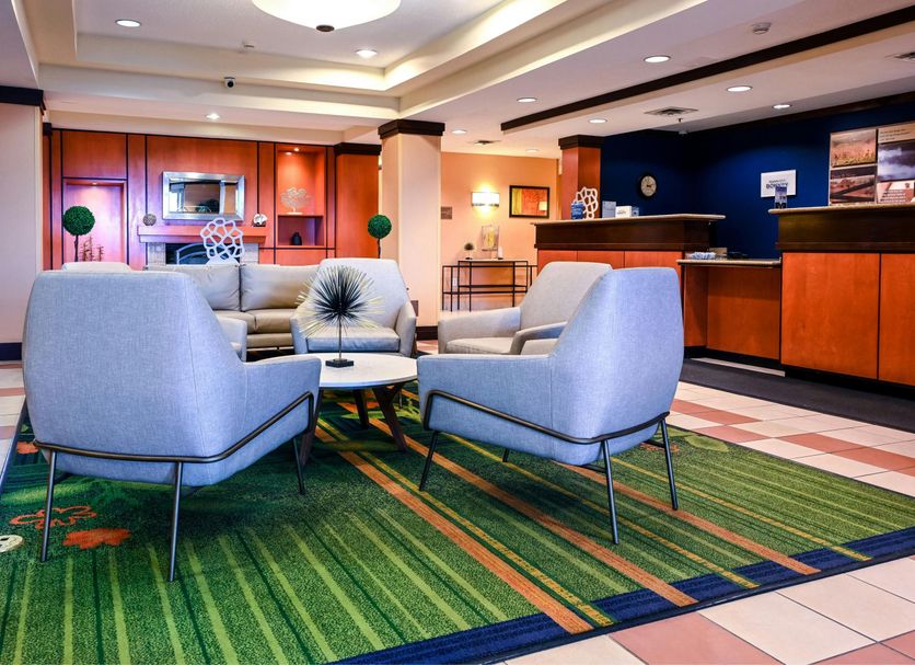 Fairfield Inn & Suites by Marriott Indianapolis Noblesville lobby seating area with reception desk