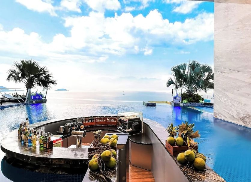 Boton Blue Hotel & Spa in Nha Trang: rooftop pool with ocean view and poolside bar