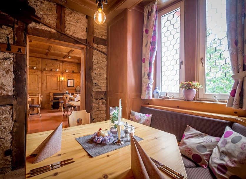 Hotel Deutschherrenhof in Zeltingen-Rachtig dining nook with wooden table and window seat