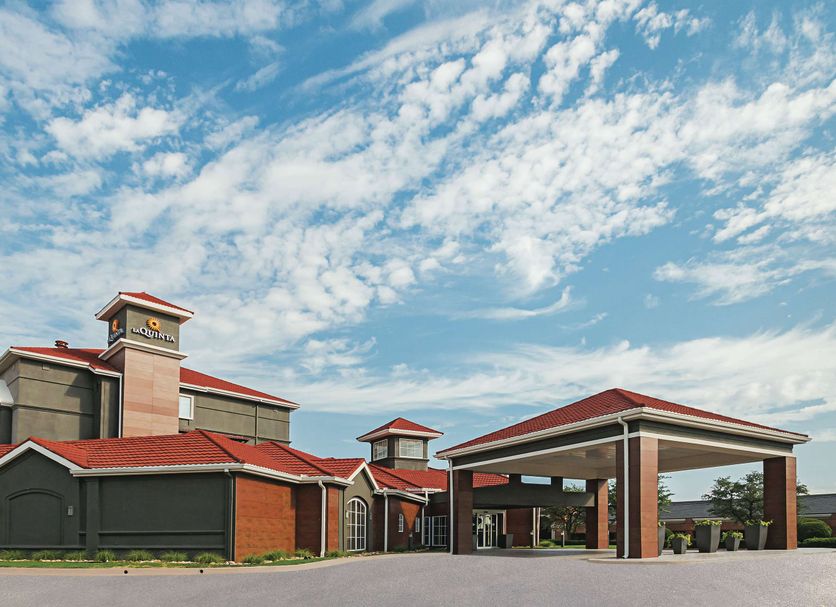 La Quinta Inn & Suites by Wyndham Fort Worth City View exterior with red roofs and covered entrance