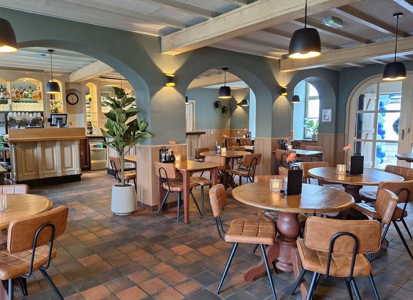 Fletcher Hotel-Restaurant La Ville Blanche in Thorn dining room with round tables and arched blue walls