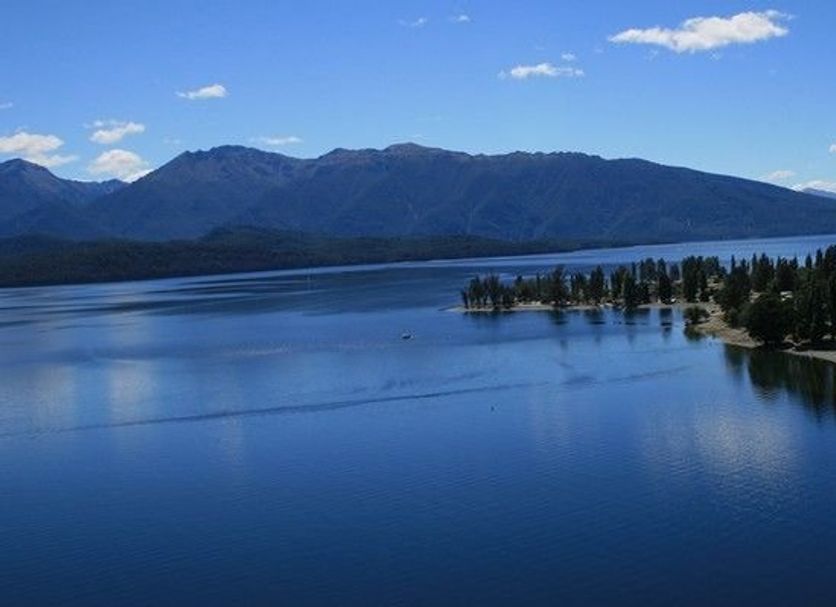 Bella Vista Motel Te Anau, Te Anau lake and mountain view with tree-lined shoreline