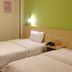 7 Days Inn Guangzhou Zoo Metro Station Branch twin room with two beds and green accent wall