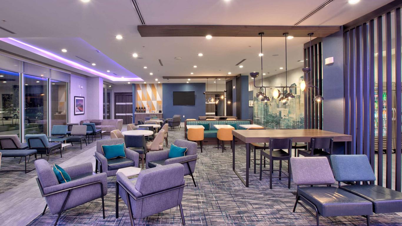 La Quinta Inn & Suites by Wyndham Dallas/Fairpark