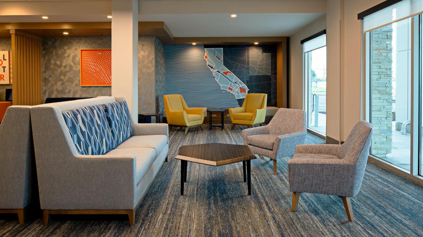 Holiday Inn Express & Suites Hollister