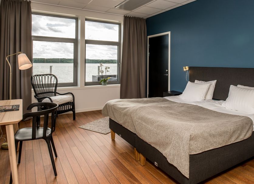 Strandpiren Hotell, Hudiksvall room with double bed and lake-view windows