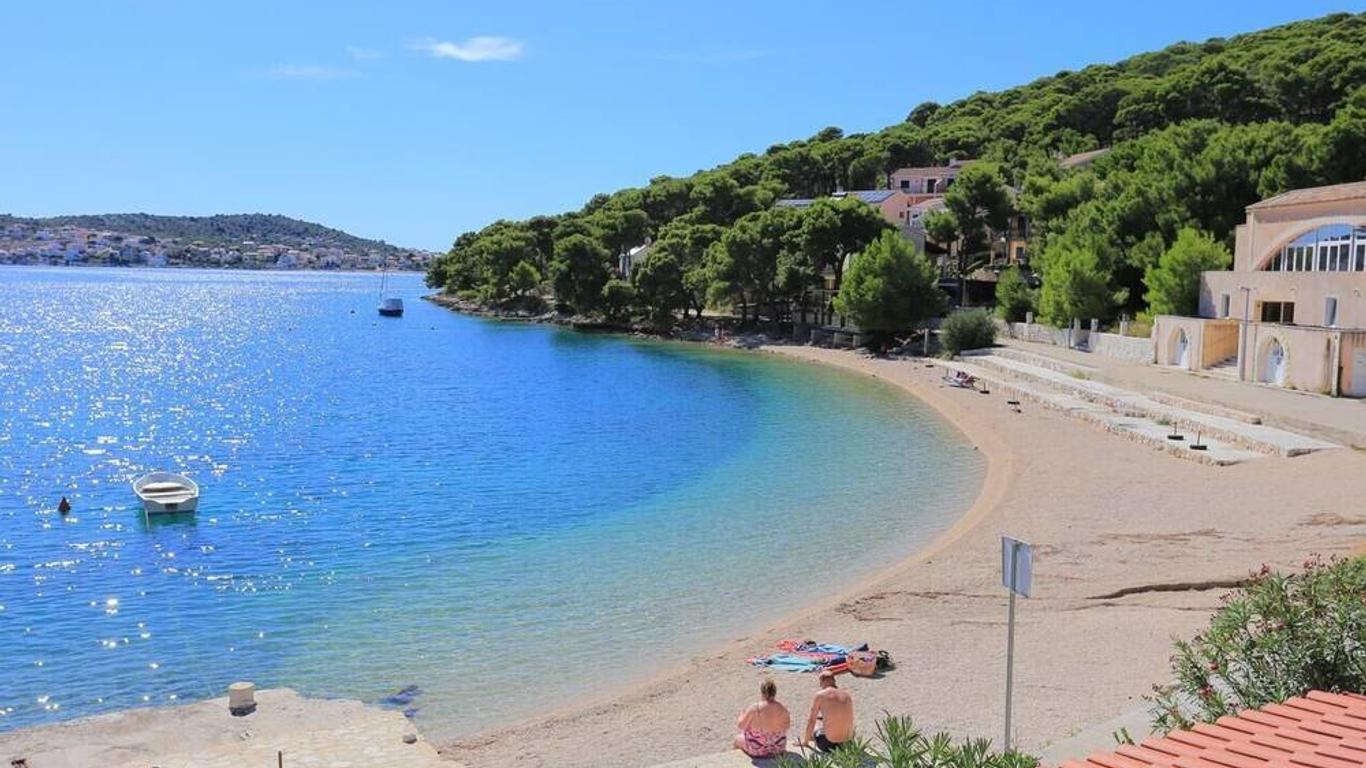 Two bedroom apartment near beach Rogoznica (A-3097-b)
