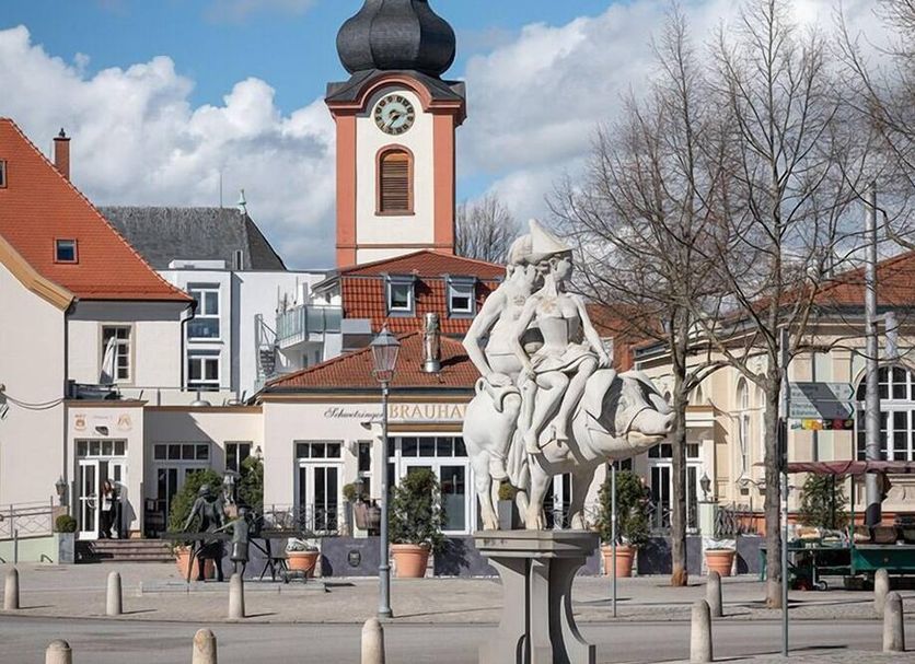Gästehaus am Schloss in Schwetzingen with a town square and clock tower view