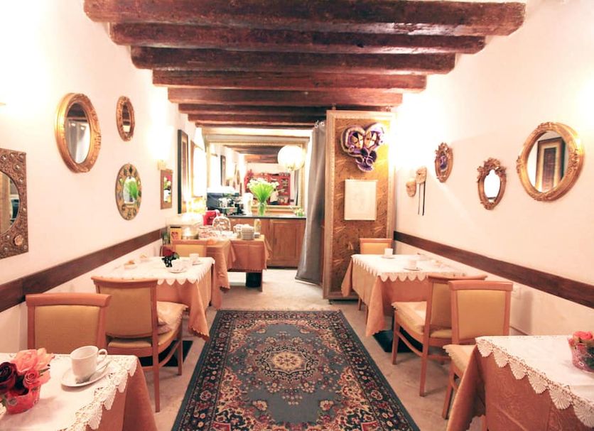 Art Palace - Residenza Giardini in Venice, cozy dining room with tables, chairs, patterned rug and wooden beams