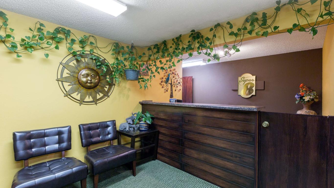 Super 8 by Wyndham Perry IA