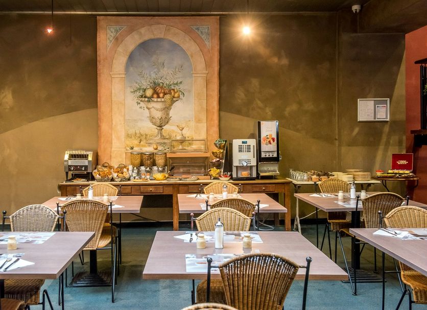 Arass Hotel & Business Flats Antwerp breakfast room with tables, chairs, buffet counter and wall mural