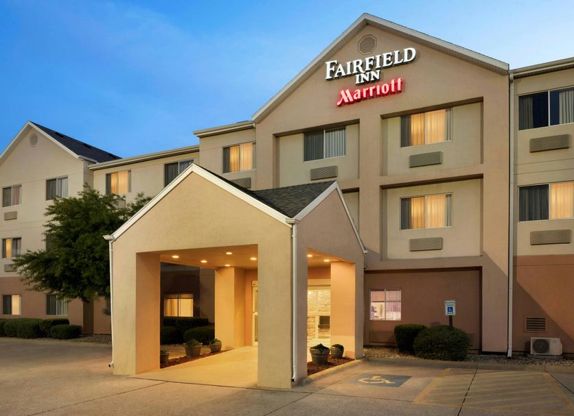 Fairfield Inn by Marriott Kankakee Bourbonnais exterior in Bourbonnais with covered entrance at dusk