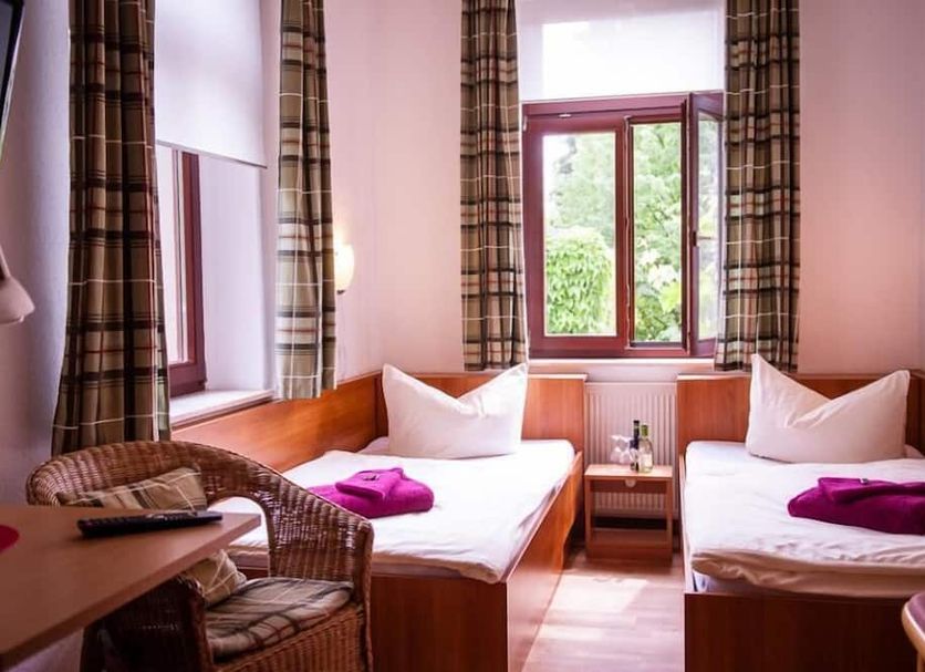 Pension an der Pillnitzer Schlossfähre in Dresden twin room with two beds and window view