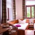 Pension an der Pillnitzer Schlossfähre in Dresden twin room with two beds and window view