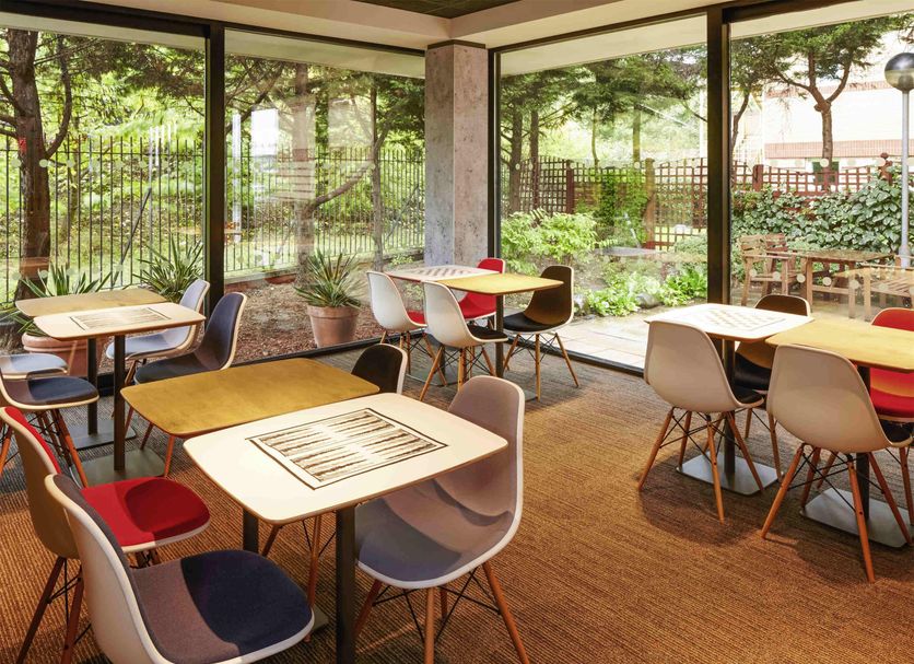 ibis London Thurrock M25 in Grays dining area with floor-to-ceiling garden views