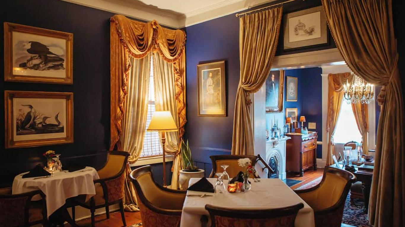 Anchuca Historic Mansion & Inn