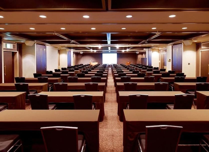 Apa Hotel Nagoya Nishiki Excellent conference room in Nagoya with rows of desks and chairs