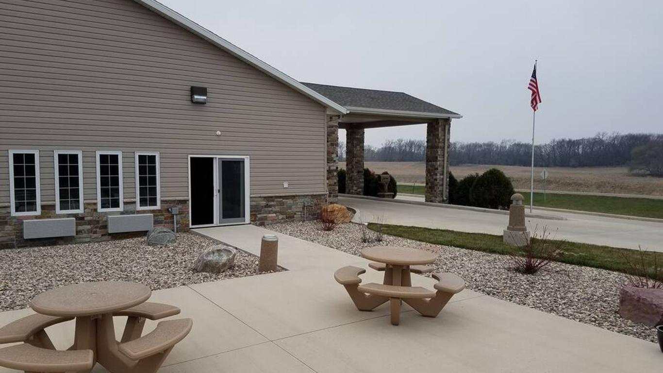 Okoboji Inn & Suites