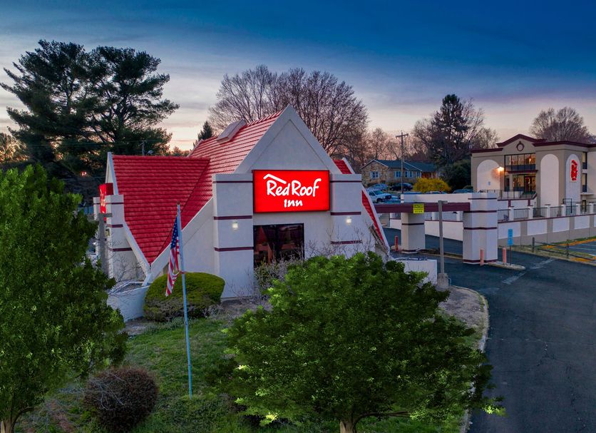 Red Roof Inn Warrenton in Warrenton exterior with red-roofed entrance and parking area at dusk