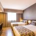 Tauá Hotel & Convention Atibaia guest room with two beds and bright window in Atibaia