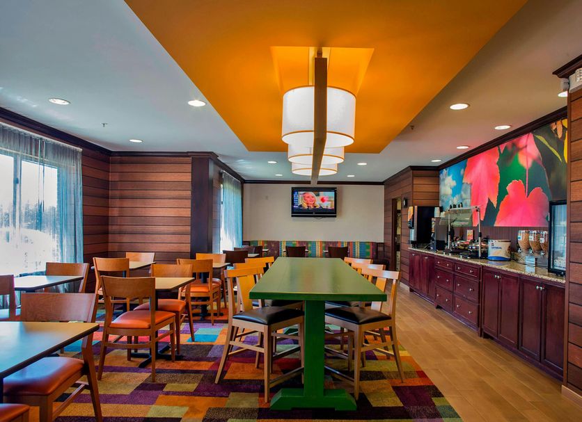 Fairfield Inn by Marriott Charlotte Mooresville/Lake Norman dining area with colorful tables and bar
