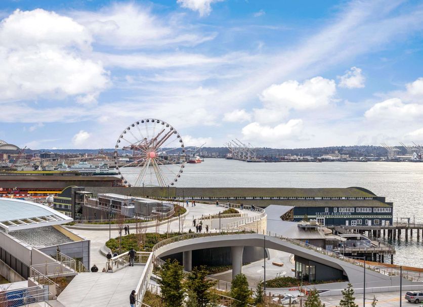 Reside Seattle Downtown, a Wyndham Residence in Seattle with harbor view and Ferris wheel