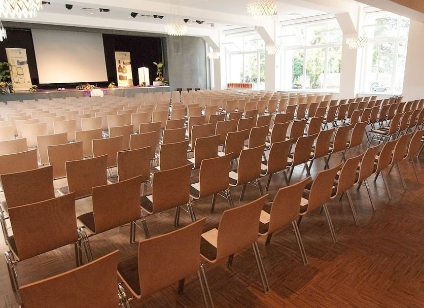 Halber Mond in Heppenheim conference room with rows of chairs facing a stage