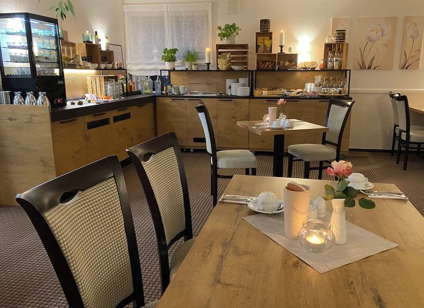 Hotel zum Rosenteich in Bad Zwischenahn breakfast room with buffet counter and dining tables