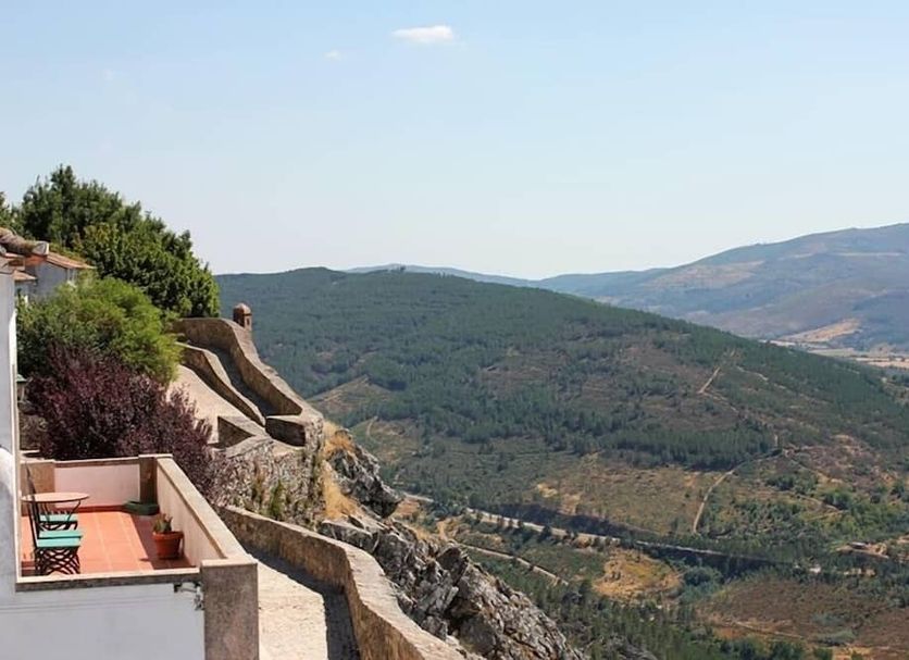 Casa da Arvore in Marvão with a terrace overlooking green hills and mountains