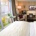 Hotel Herbers Efemir Gmbh room in Südbrookmerland with twin beds, desk, chair and TV