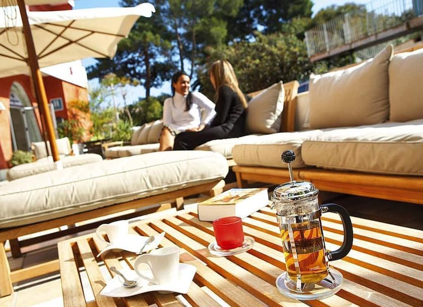 Hotel Spa Pinar del Mar in Platja d'Aro, outdoor terrace with sofa seating and drinks