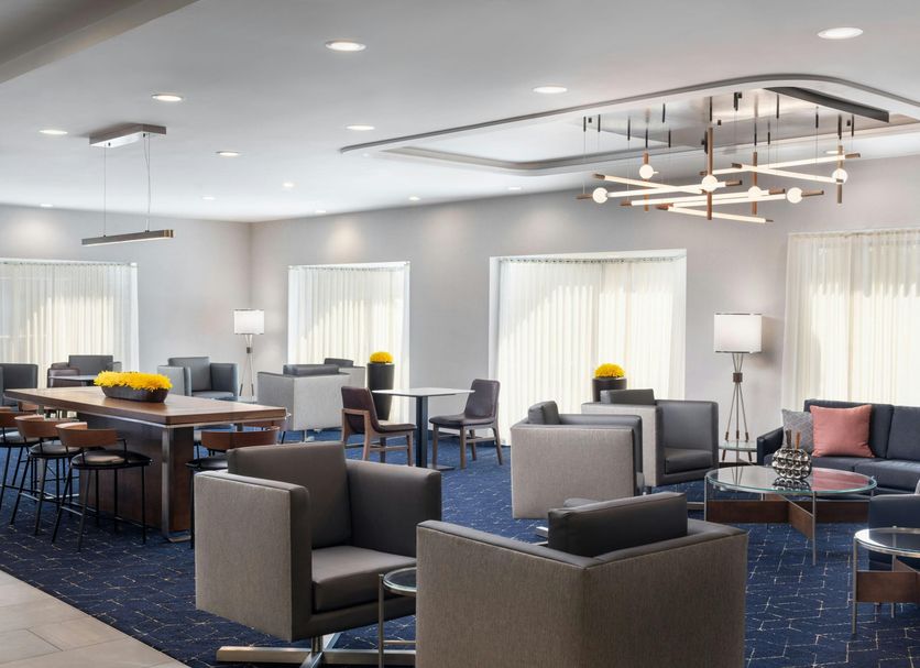 Courtyard by Marriott Cleveland Beachwood lobby with seating area and bar in Beachwood