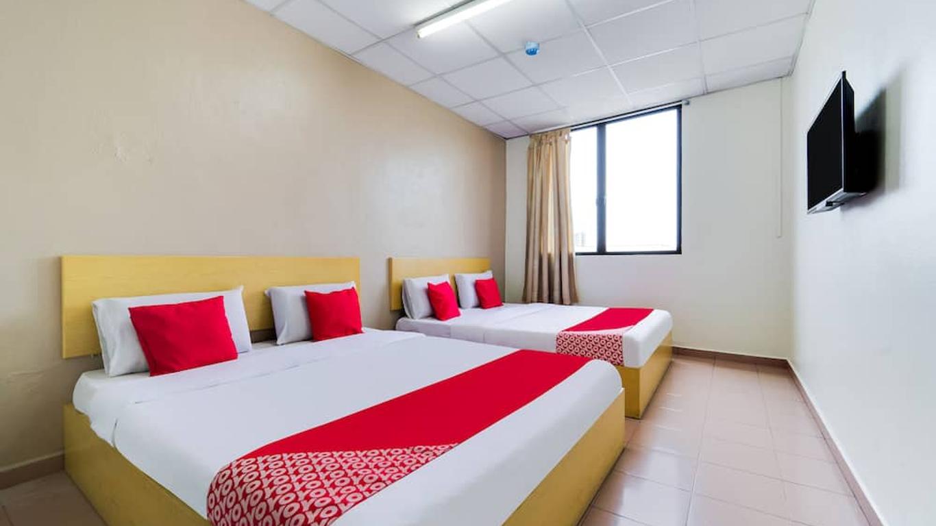 OYO 89461 Cp Hotel