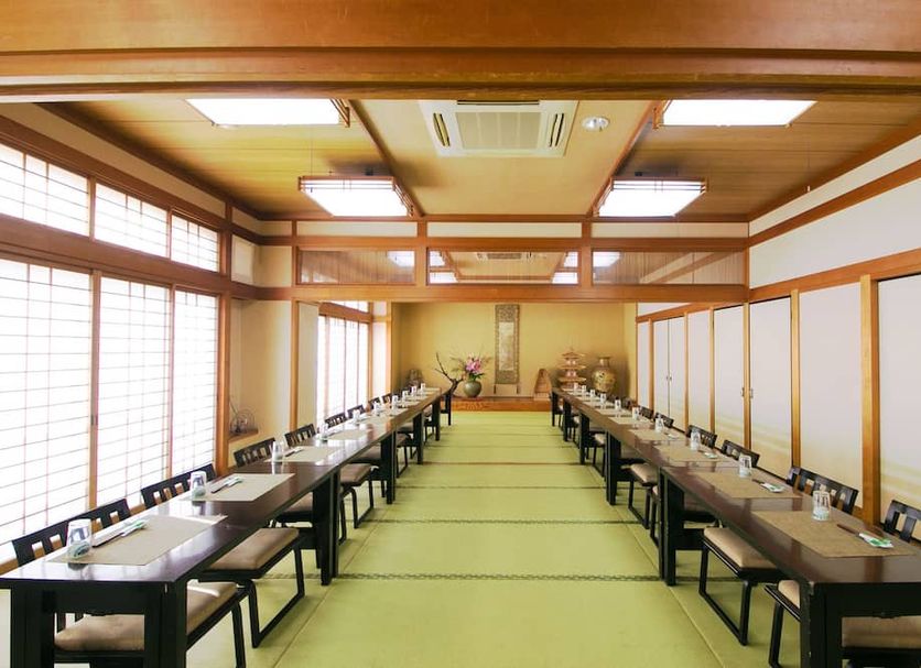 Hotel Matsukaze in Toyota: tatami banquet room with long dining tables and shoji-style windows