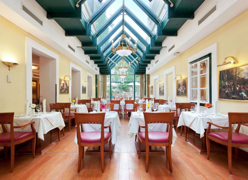 Mercure Grand Hotel Biedermeier Wien restaurant in Vienna with skylit atrium and set tables
