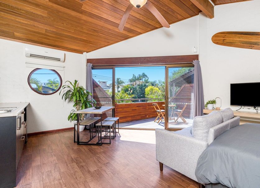Aquarius Backpackers Resort, Byron Bay room with balcony doors, TV and tropical tree view
