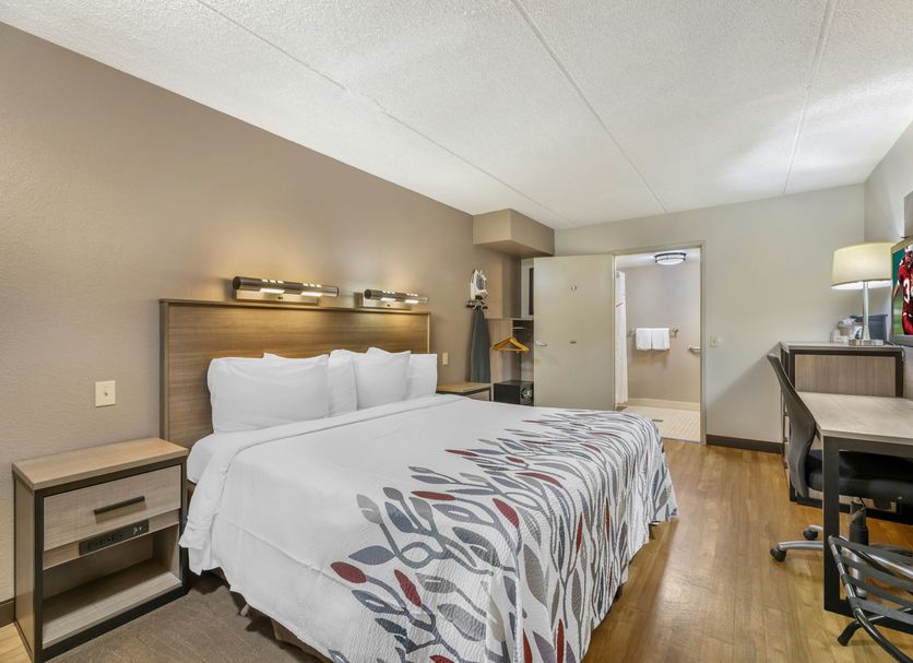 Red Roof Inn Erie - I-90 guest room with king bed, desk, and wood-look flooring